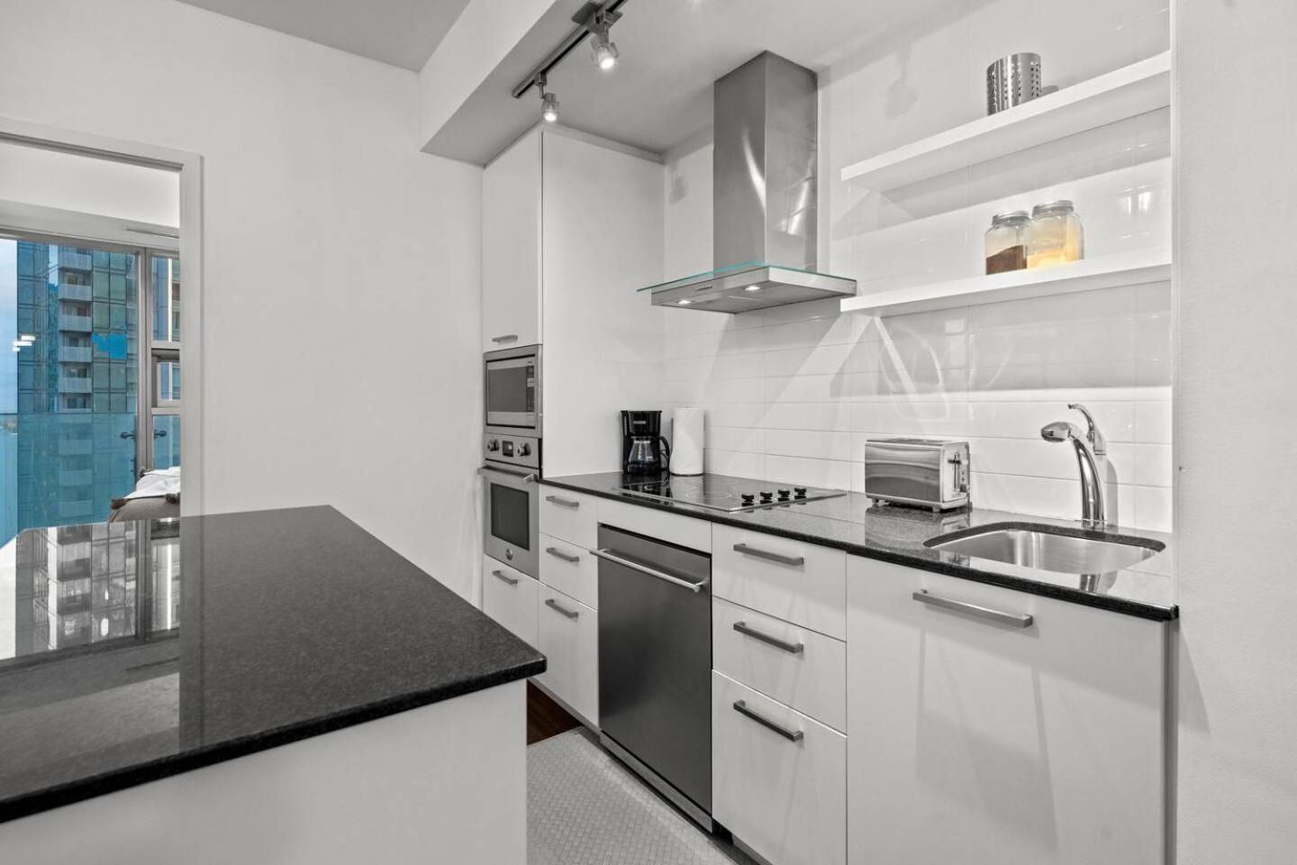 Home Away From Home Торонто Экстерьер фото